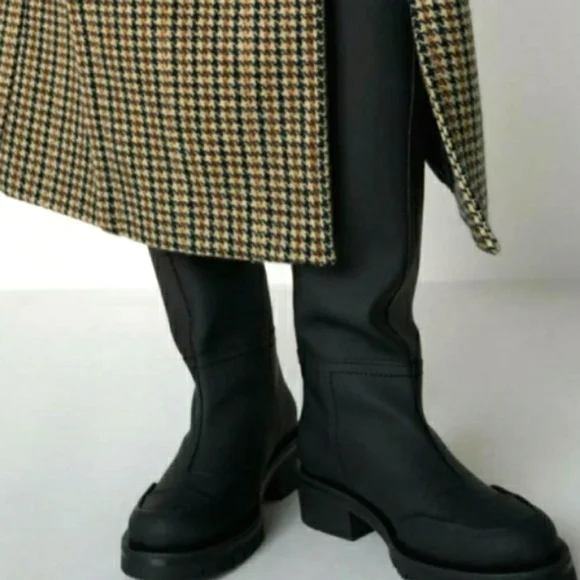 RARE ZARA Lug Sole Low Heel Black Rubberized Bloggers Favorite Size 7.5 - Picture 2 of 10